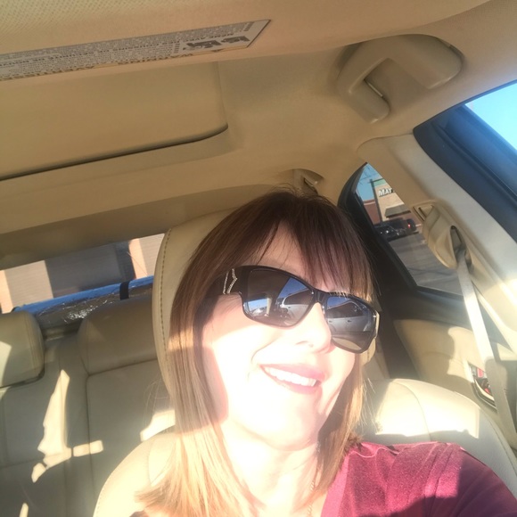 Meet your Posher, Sandy - Picture 4 of 16